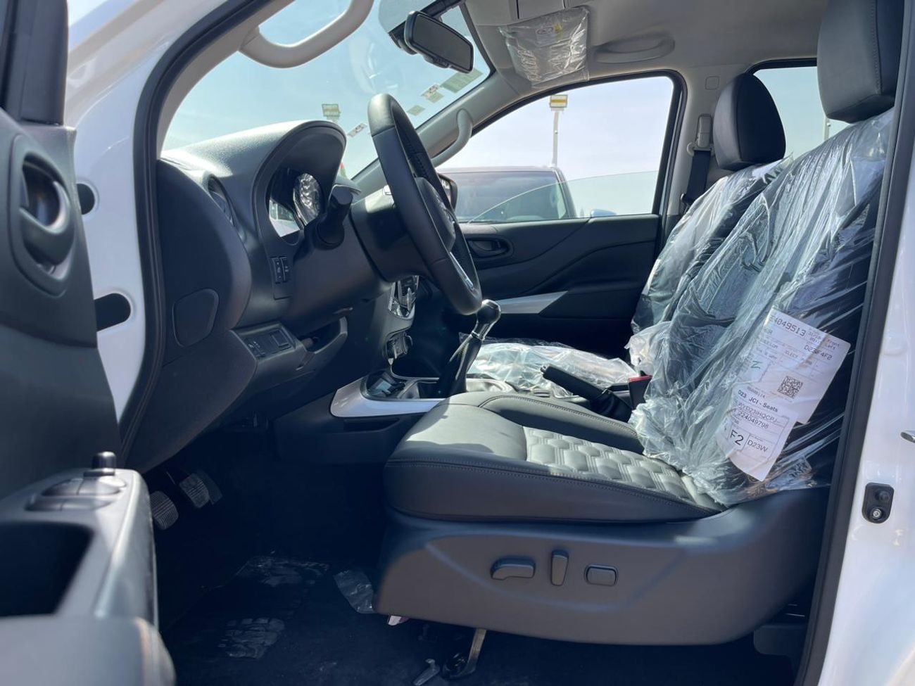 Nissan Navara Std 2.5L 4WD M/T Nissan Navara Double Cab  2.5L Petrol 4WD 5 Seater MT White