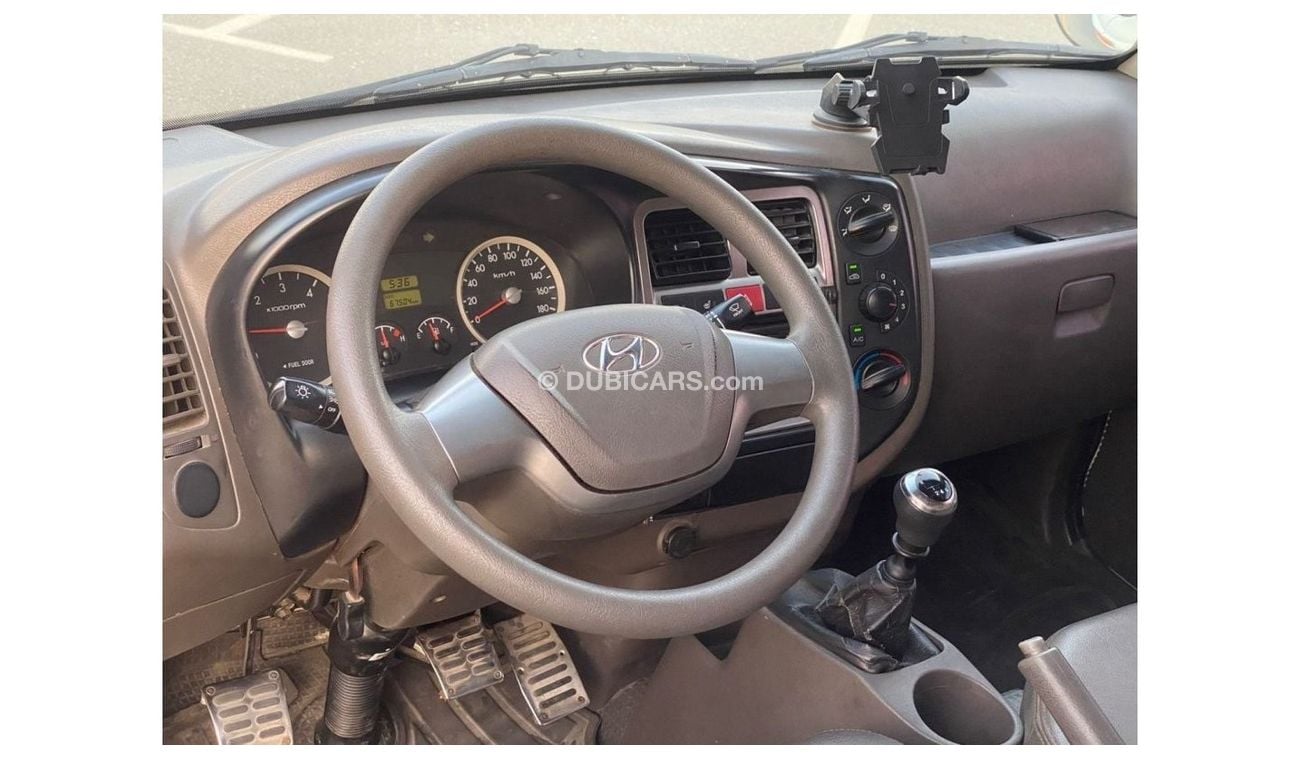 هيونداي بورتر 2 HYUNDAI PORTER PICK-UP WITH BOX 2014 GCC V4 ACCIDENT FREE - PERFECT CONDITION - ONLY 65000 KM