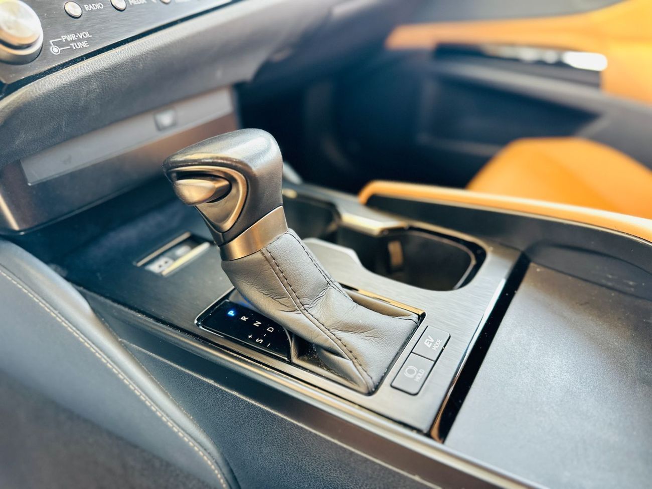 Lexus ES300h 2023 Lexus ES 300H - Black inside Brown