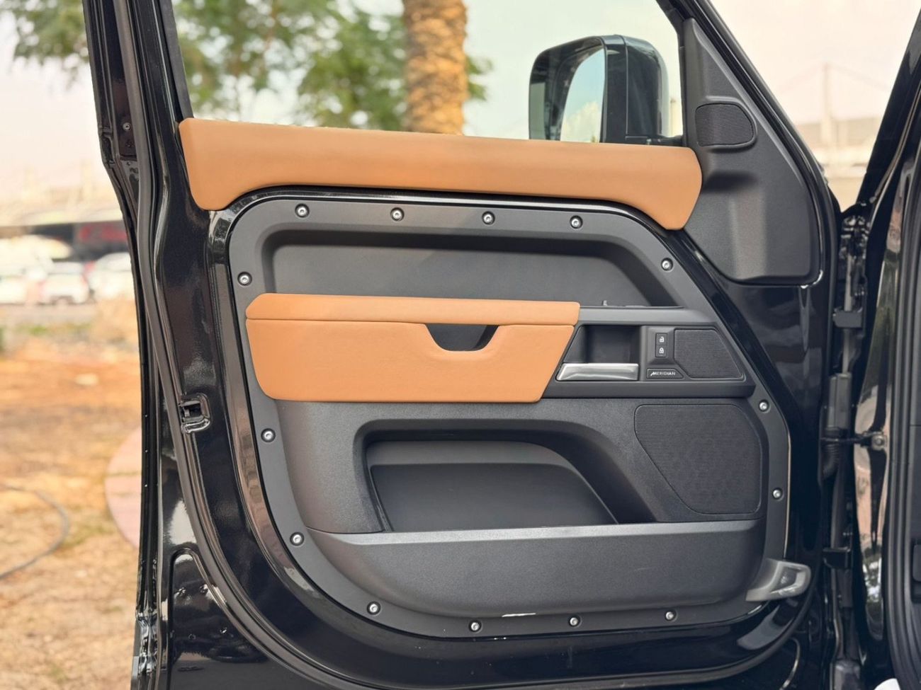 لاند روفر ديفندر X DAYNAMIC HSE P400 2026