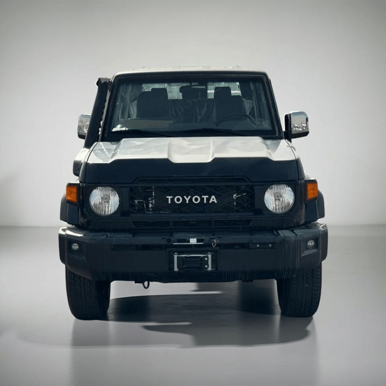 Toyota Land Cruiser 70 Lc76 2.8 T/DSL-G1 M/T black/gray