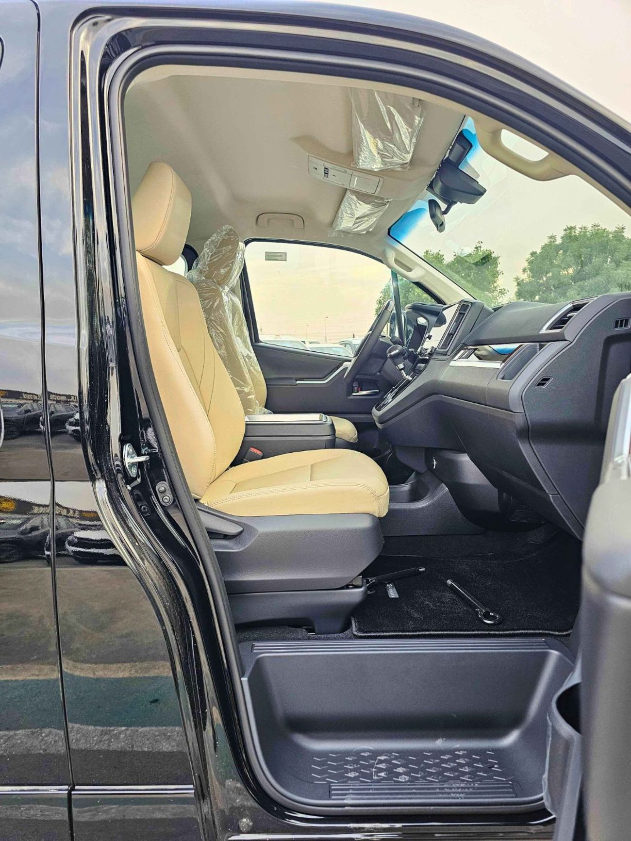 Toyota Granvia PREMIUM LUXURY / 3.5L V6 PETROL A/T / RADAR / 360*CAMERAS / VIP SEATS (CODE # GNPPR)