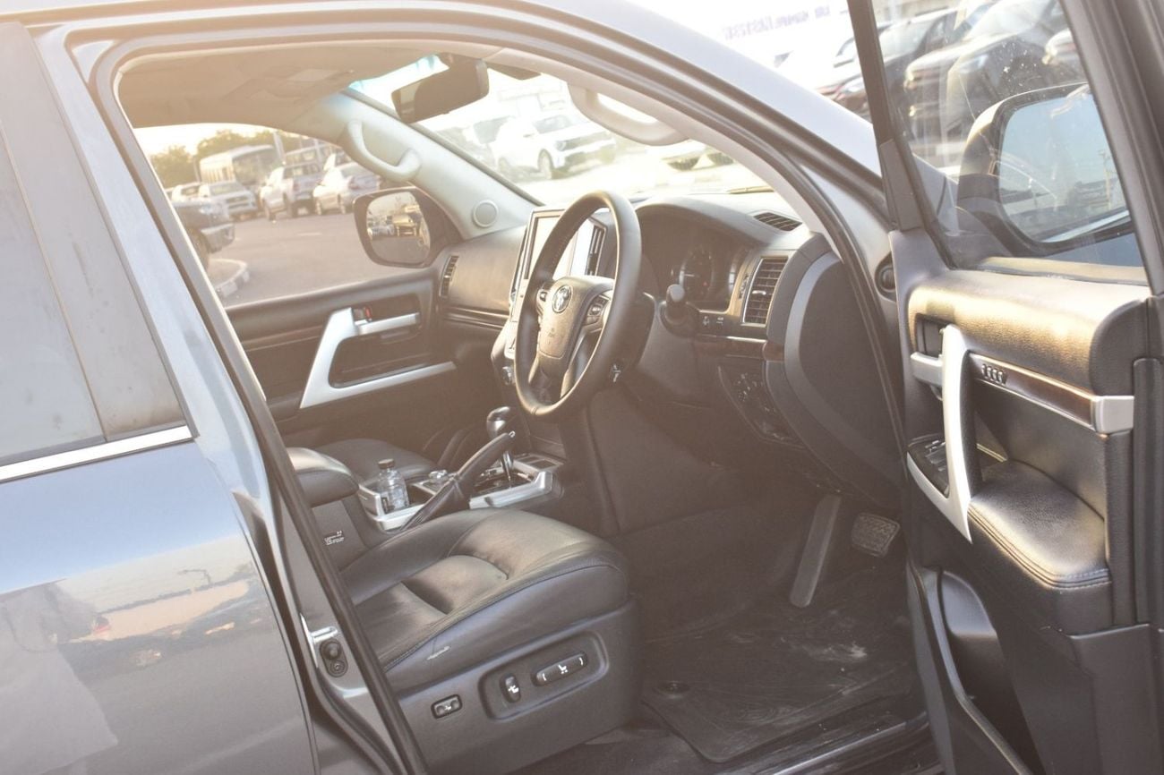 تويوتا لاند كروزر DIESEL SAHARA RIGHT HAND DRIVE YEAR 2019 GREY COLOR