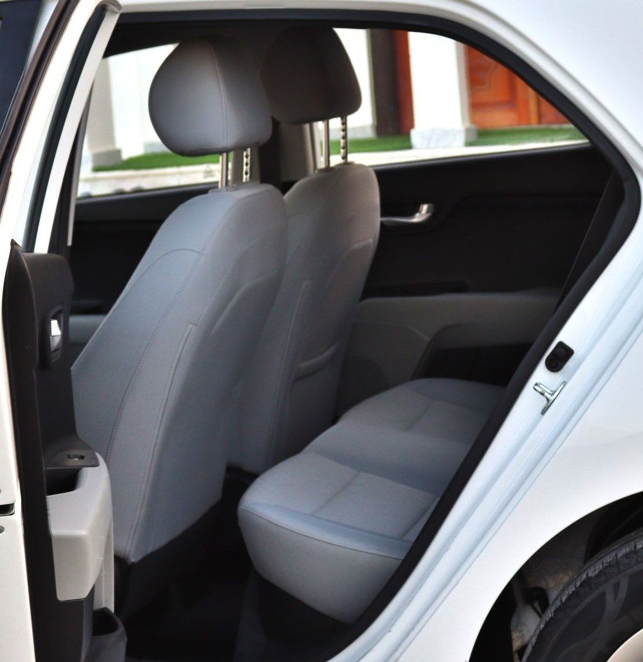 كيا ريو 2019 كيا ريو EX (YB)، 5 أبواب هاتشباك، 1.4 لتر 4 سلندر بنزين، أوتوماتيك، دفع أمامي