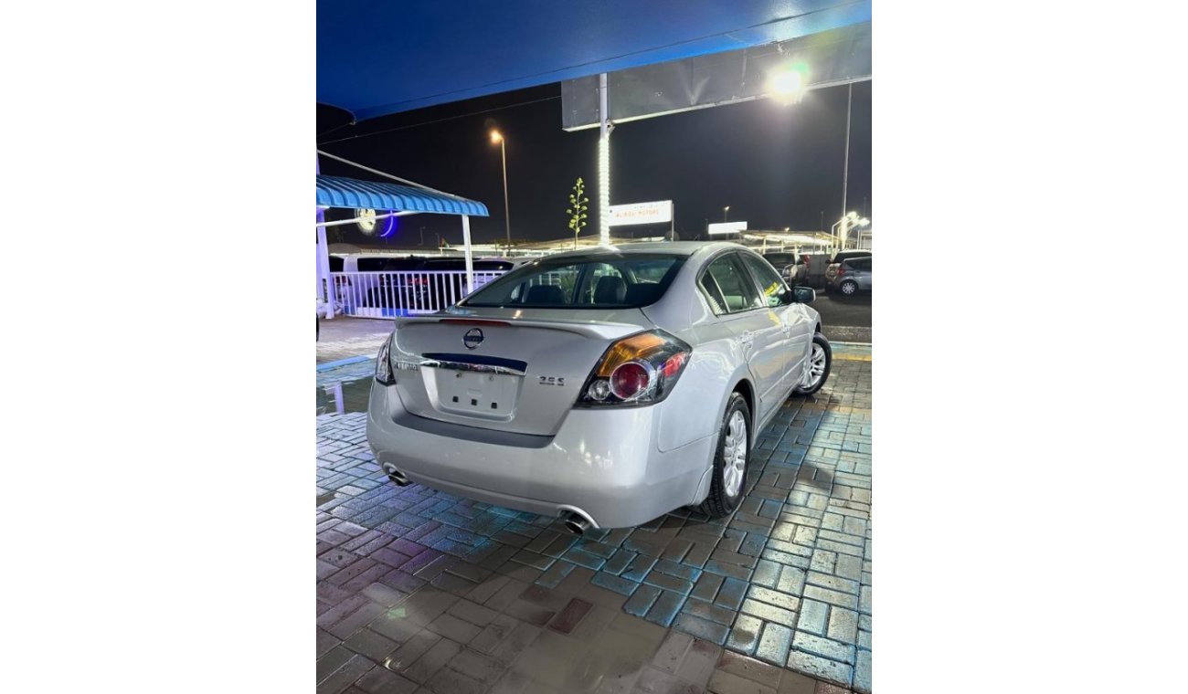 Nissan Altima car in perfect condition, 2012 with engine capacity 2.5