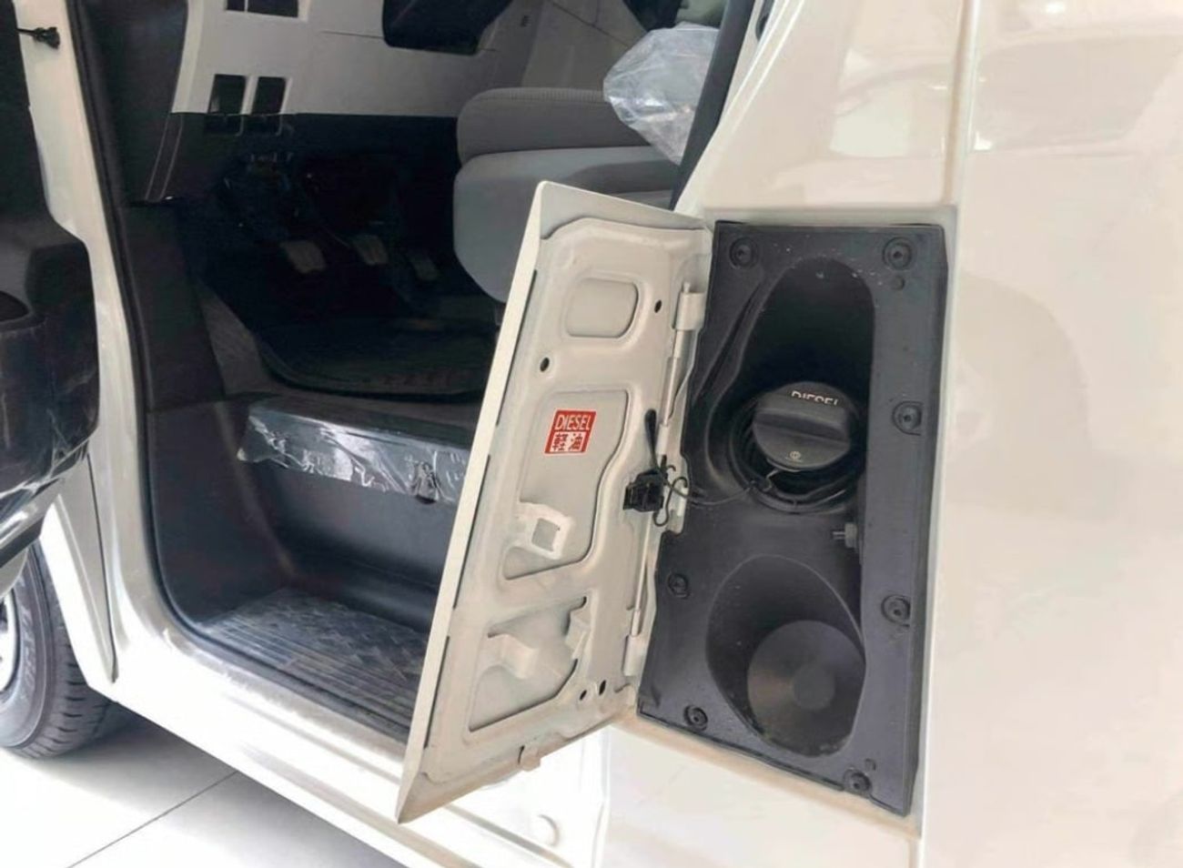 Toyota Hiace Toyota Hiace 2.8 L Diesel STD Roof ( Black Bumper)