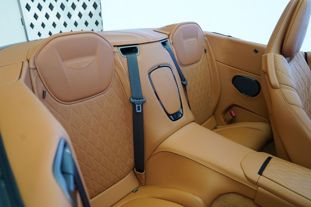 أستون مارتن DB12 VOLANTE V8