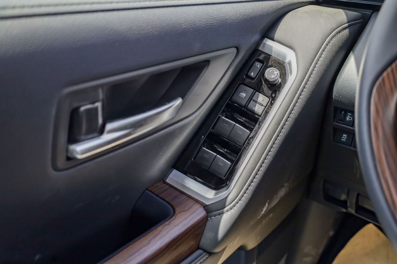 تويوتا لاند كروزر V6 GCC SPECS 2025 MODEL