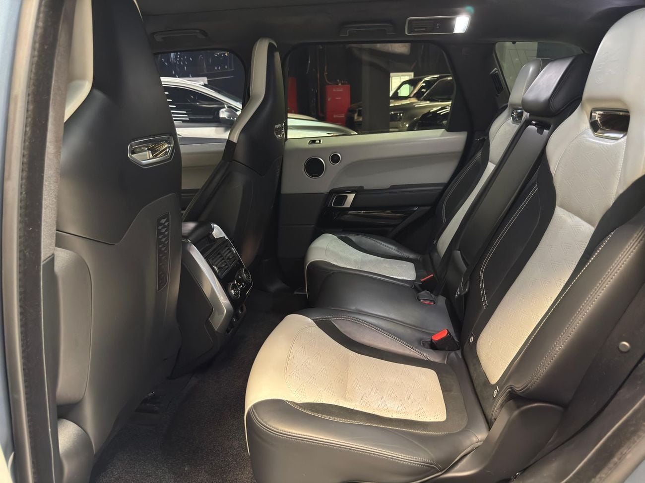 Land Rover Range Rover Sport SVR 5.0L (550 HP)