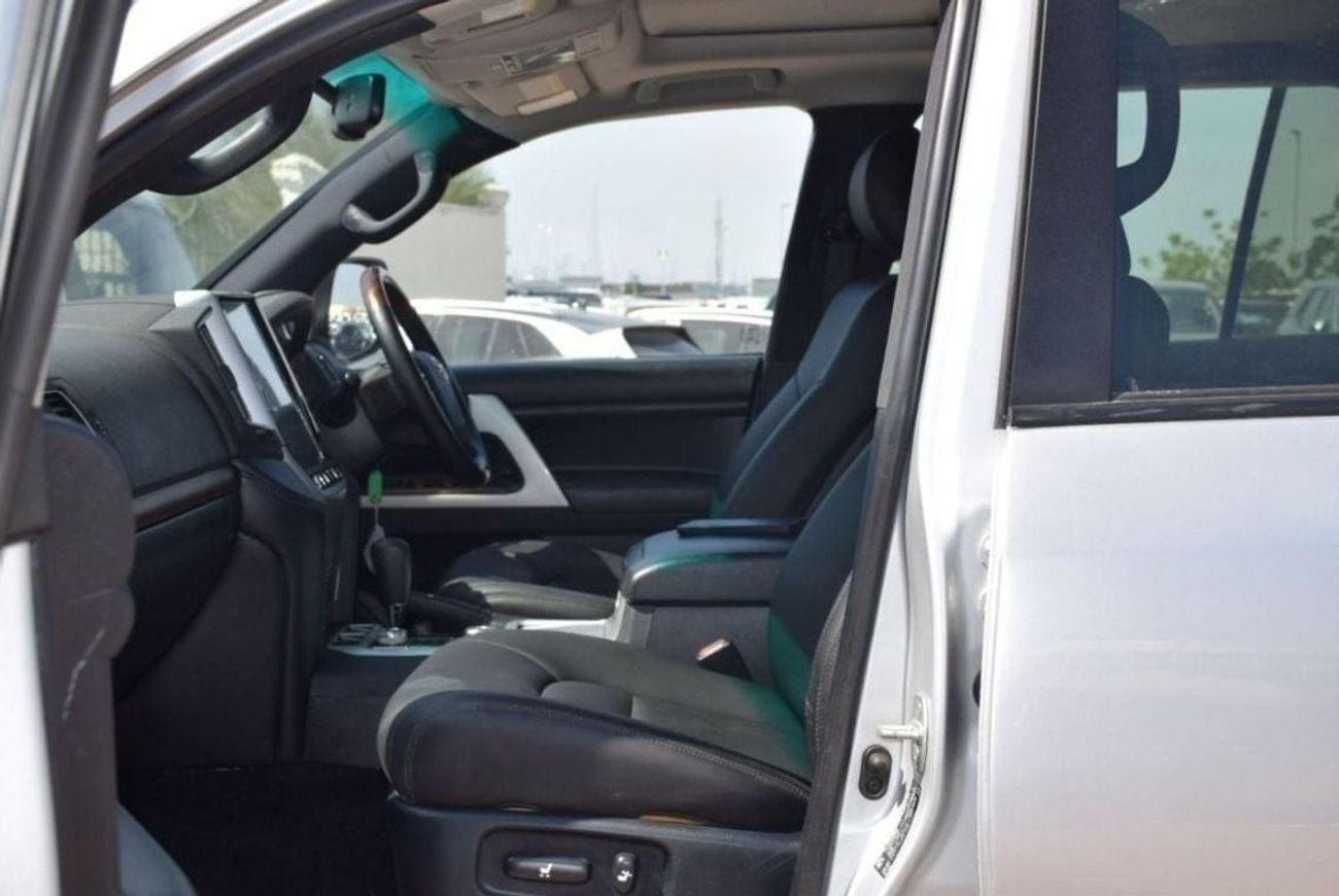 تويوتا لاند كروزر VXR V8 Diesel 4.5L (Right Hand)