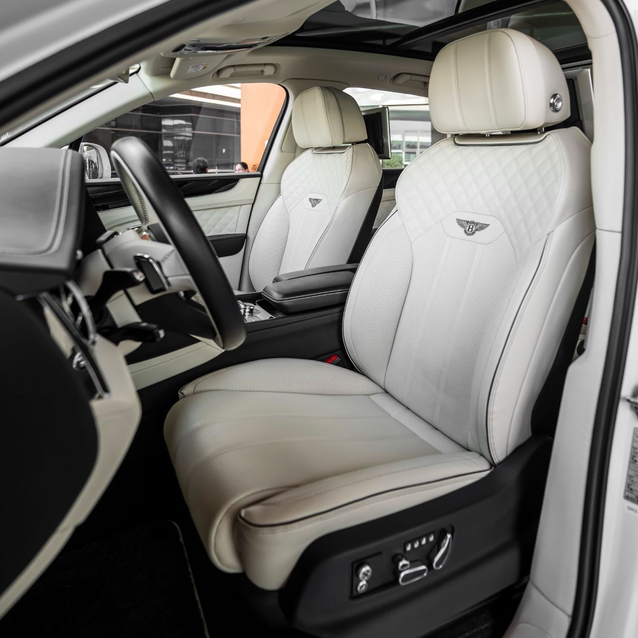 Bentley Bentayga 2023 BENTLEY BENTAYGA V8 DONE ONLY 30,000KM