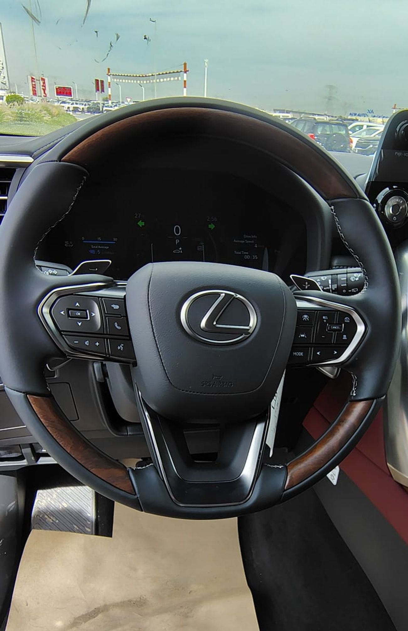 لكزس LX 700h Signature