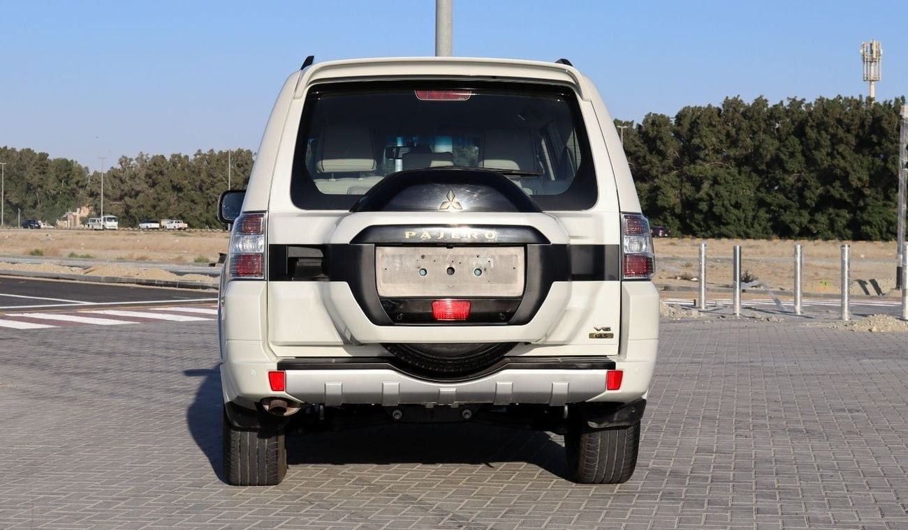 Mitsubishi Pajero ACCIDENTS FREE - GCC - MID OPTION - ENGINE 3.0 - PERFECT CONDITION INSIDE OUT