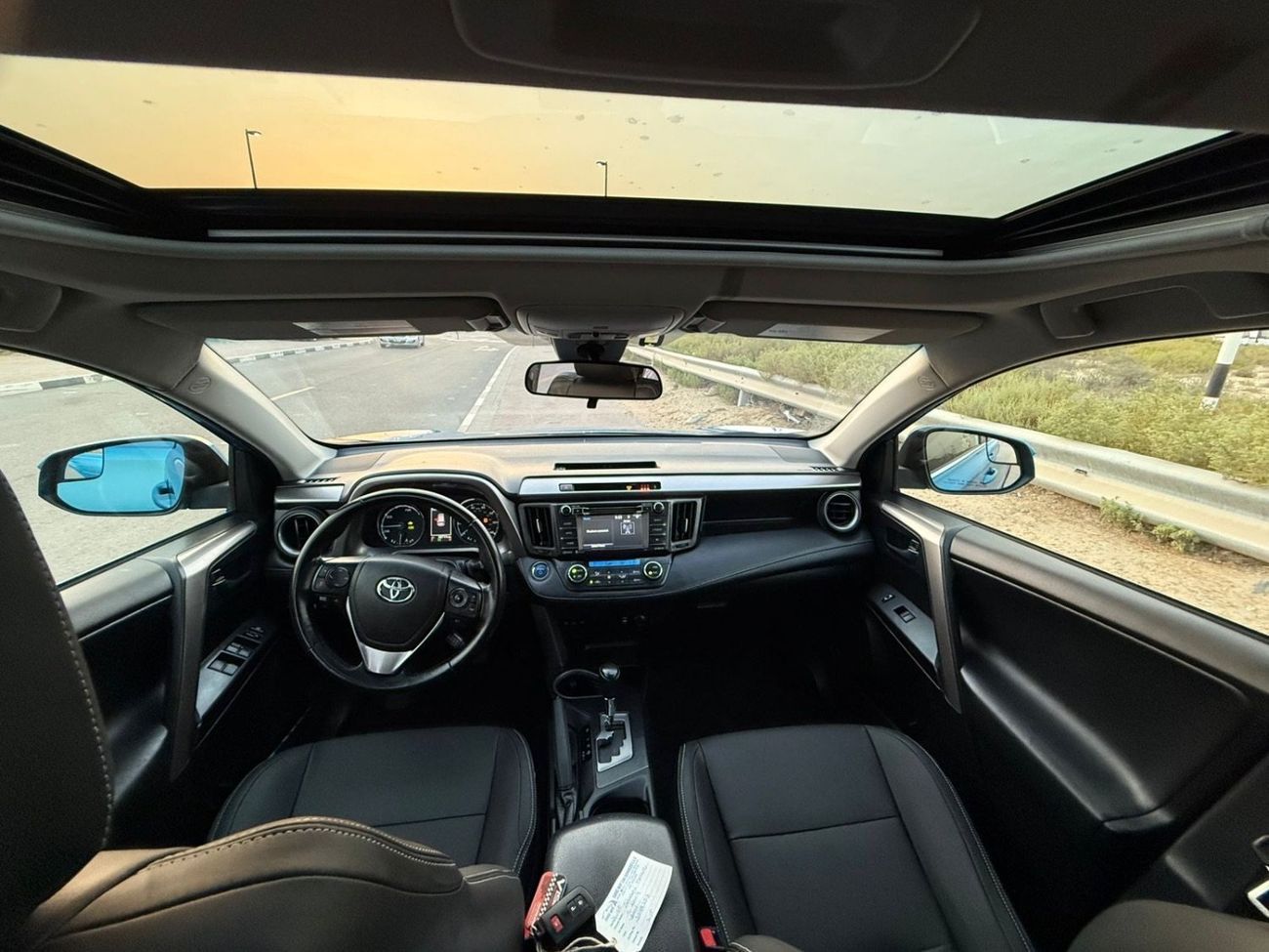 Toyota RAV4 XLE 2.5L Hybrid XLE sunroof, full Option