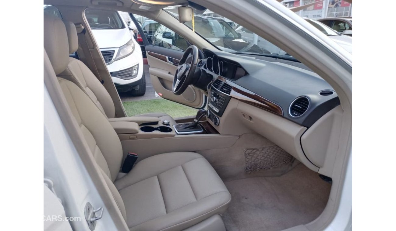 Mercedes-Benz C 250 MERCEDES C250 WHITE COULOUR SUNROOF LEATHER SEATS VERY GOOD CONDTION