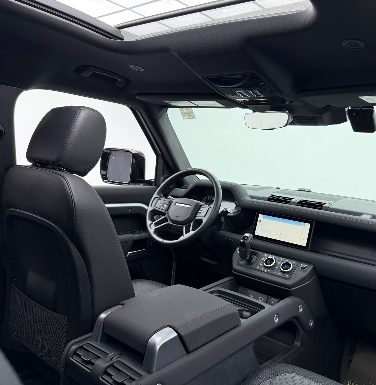 لاند روفر ديفندر P400 110 X-Dynamic SE 3.0L (5 Seater) 2023 Land Rover Defender P400 X-Dynamic SE, Warranty, Full Ser