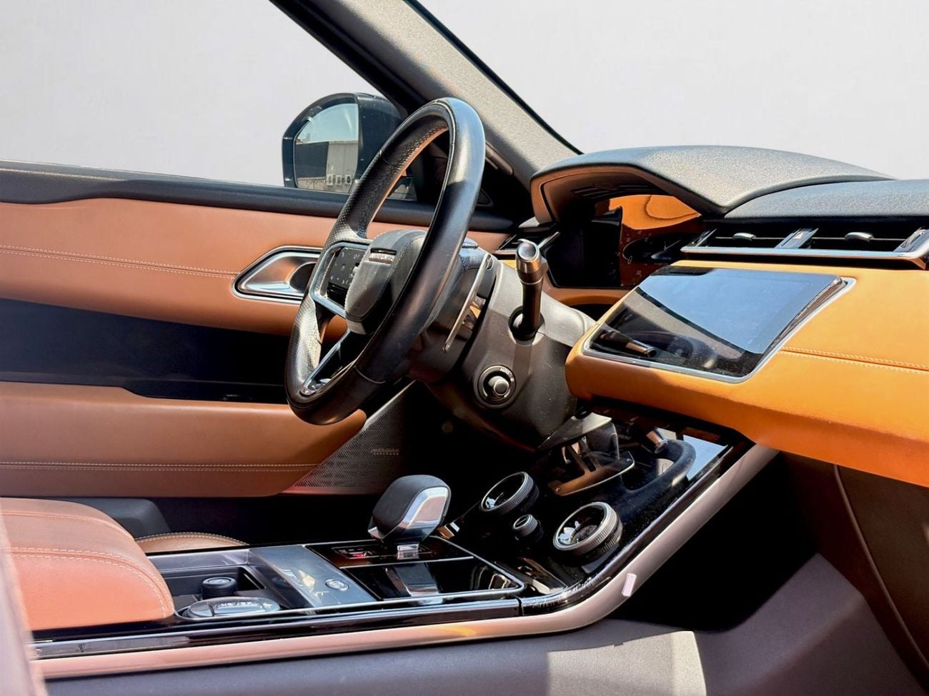 لاند روفر رينج روفر فيلار R-DYNAMIC HSE AED 3,000 P.M | 0% DOWN PAYMENT | RANGE ROVER VELAR P300 HSE R-DYNAMIC