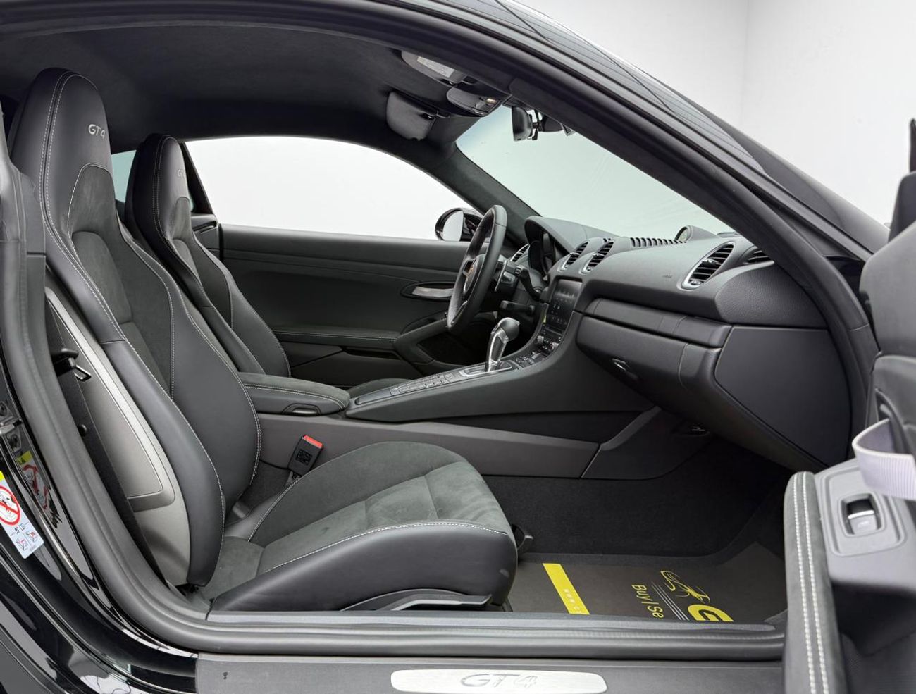 بورش كايمان 718 GT4 4.0L (414 HP) A/T 2023 Porsche 718 GT4 ,AL Nabooda Warranty ,Excellent Condition ,Korean