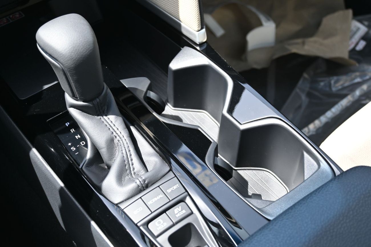 Toyota Camry Toyota Camry LE 2.5L Hybrid, Model 2025, Color White