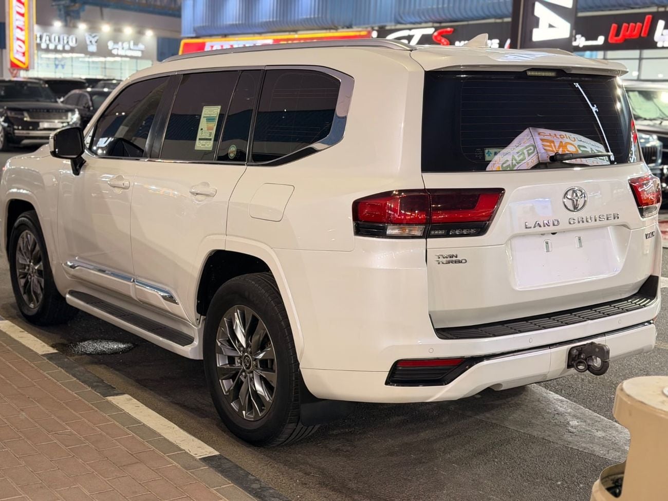 Toyota Land Cruiser VXR Toyota Landcruiser VXR 2022 Twin Turbo white inside Red