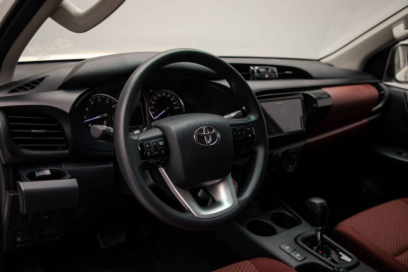 تويوتا هيلوكس 2.7L - Super White Inside Red | Export Only