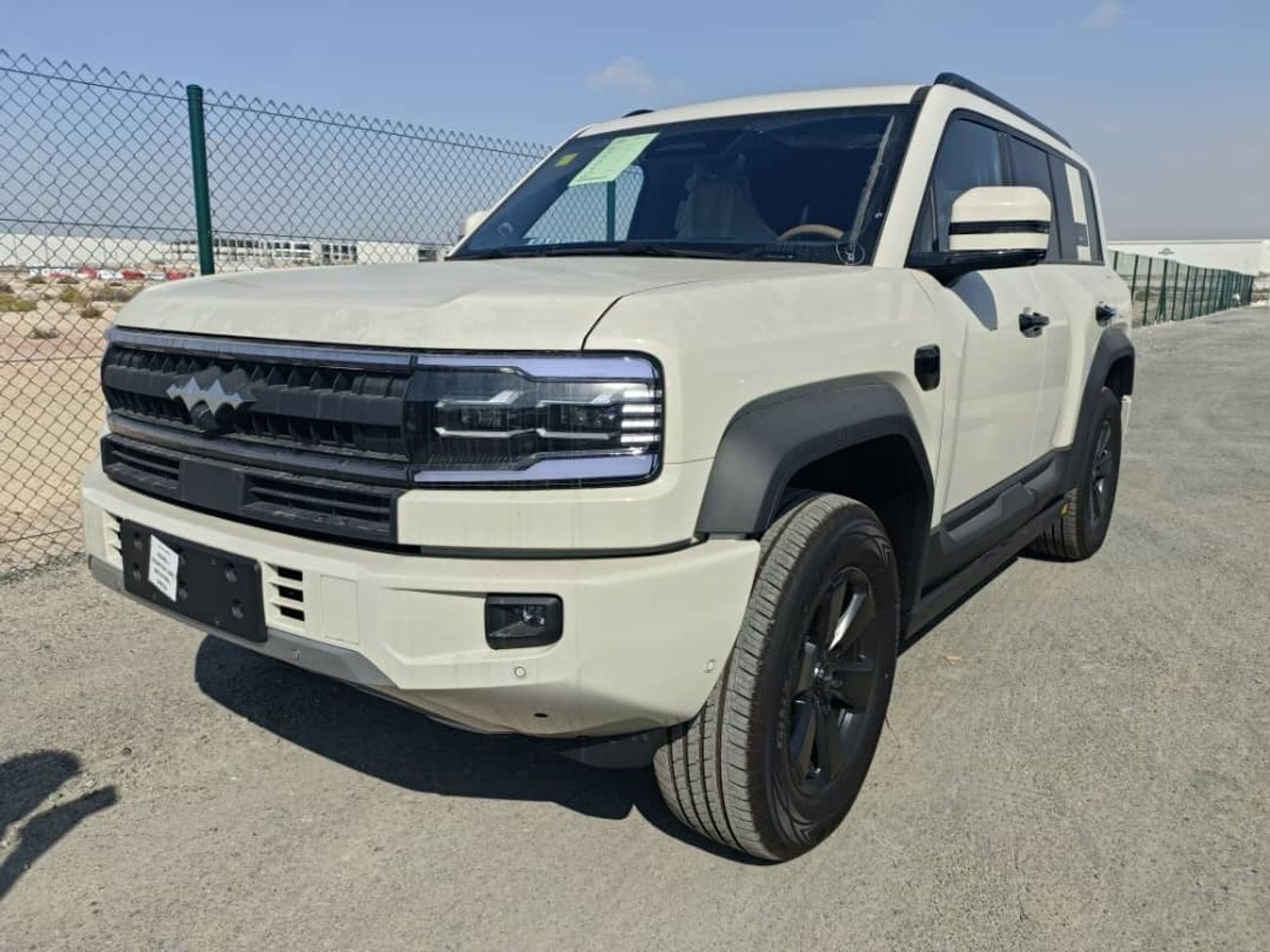 BYD Leopard 5 Leopard5 white-brown Long Range Version