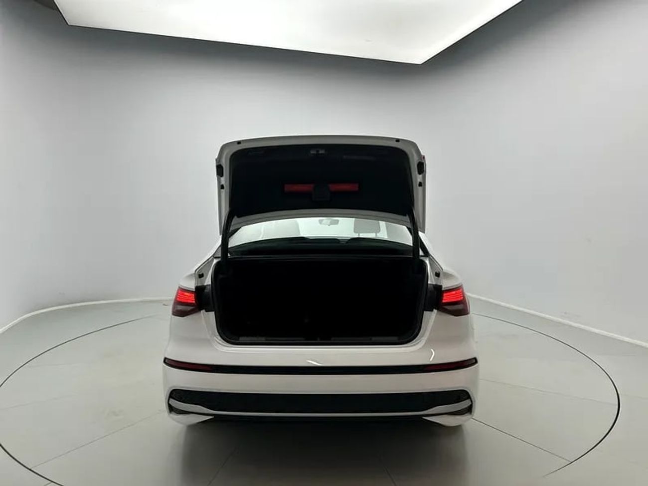 أودي A3 35 TFSI S Line 1.4L Sedan 35 TFSI 150hp Standard (Ref# 84620)