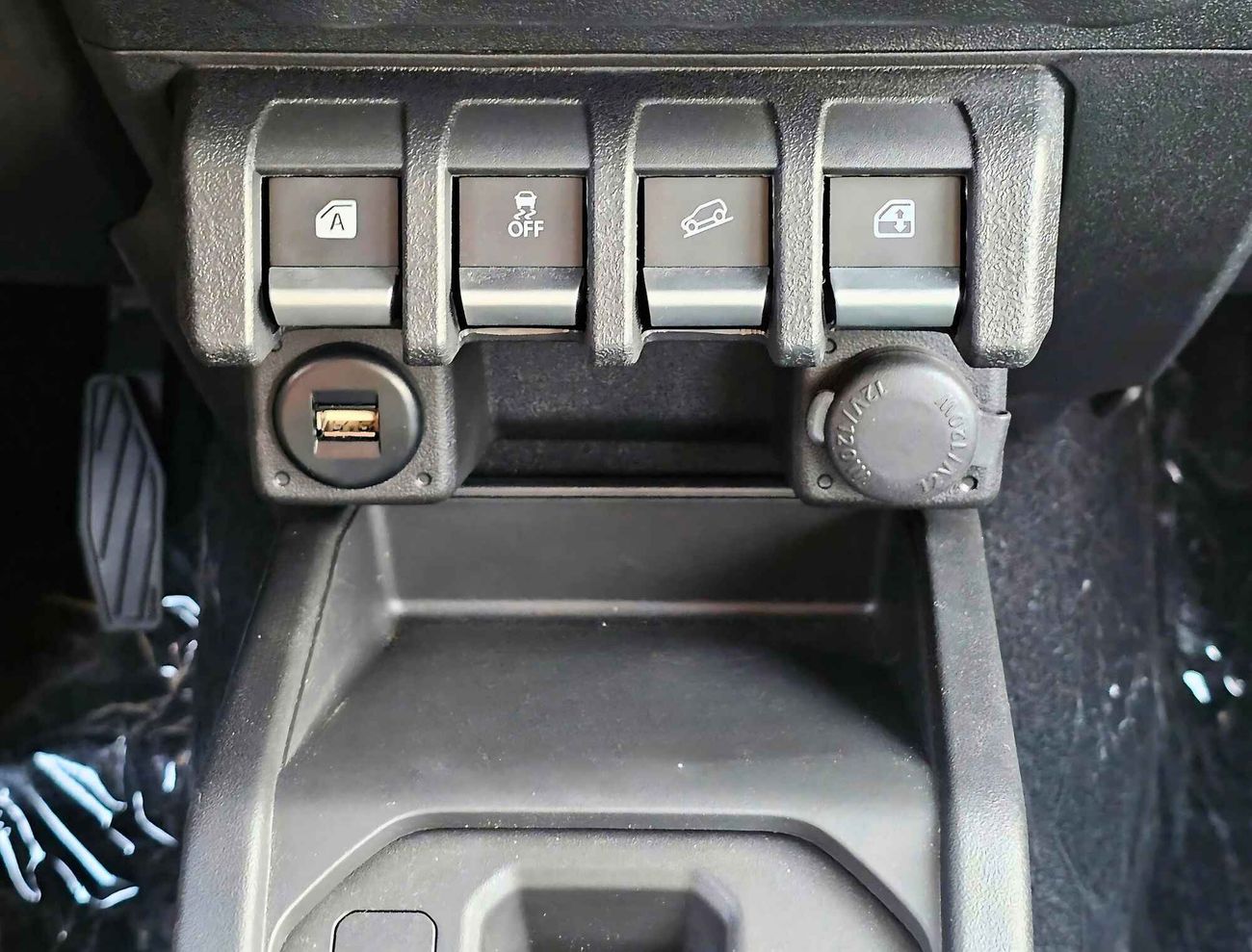 سوزوكي جيمني GLX / ALL GRIP OF ROAD / 1.5L V4 / A/T /  9" DISPLAY / 4X4 (CODE # 68007)