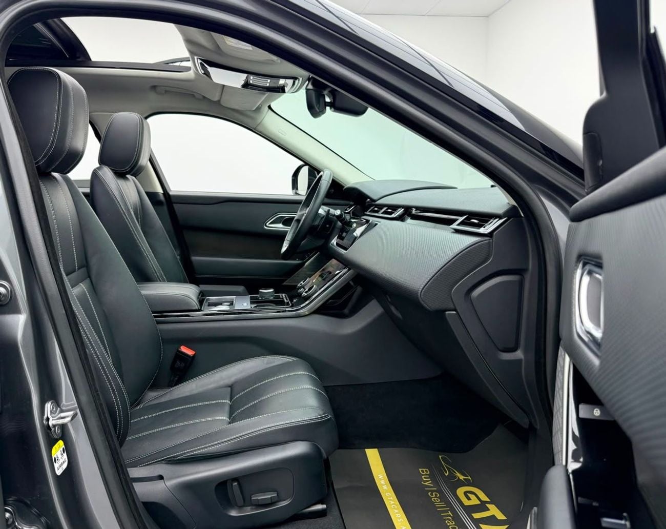 لاند روفر رينج روفر فيلار R-DYNAMIC SE 2018 Range Rover Velar P380 SE, Full Service History, Fully Loaded, Excellent Condition, GCC