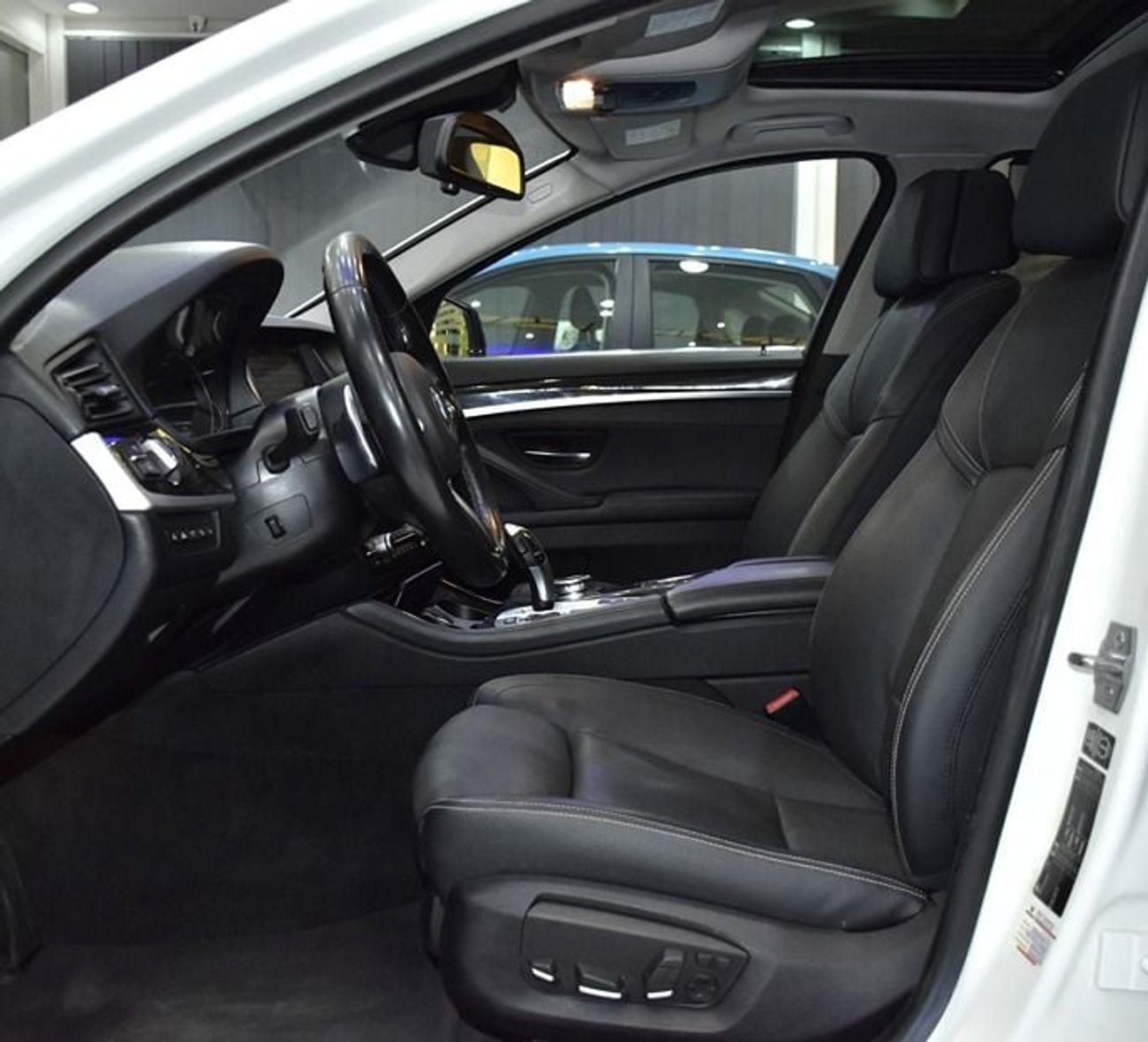 بي أم دبليو 550i EXCELLENT DEAL for our BMW 550i M-Kit ( 2015 Model ) in White Color Japanese Specs