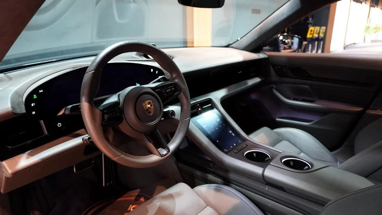 بورش تايكان GTS | Super Clean and Very Low Mileage | Carbon Fiber Package