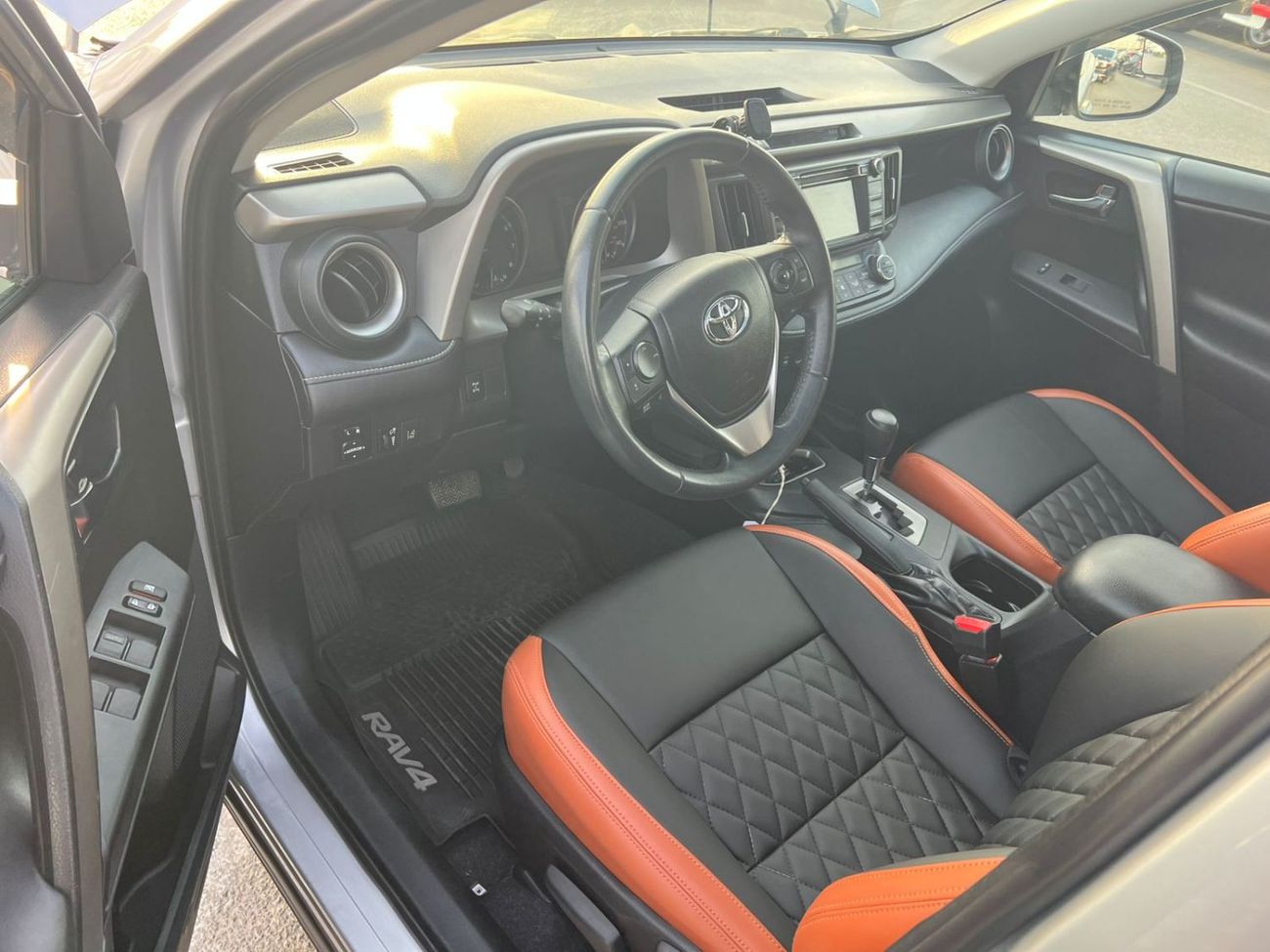 Toyota RAV4 2017 Toyota Rav4 XLE 2.5L V4 Mid Option - 4x4 AWD - Sunroof - Leather Seats -