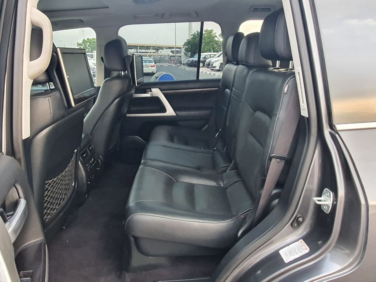 تويوتا لاند كروزر DIESEL SAHARA 4.5 LITER ,2019 MODEL ,GREY COLOR ,RIGHT HAND DRIVE