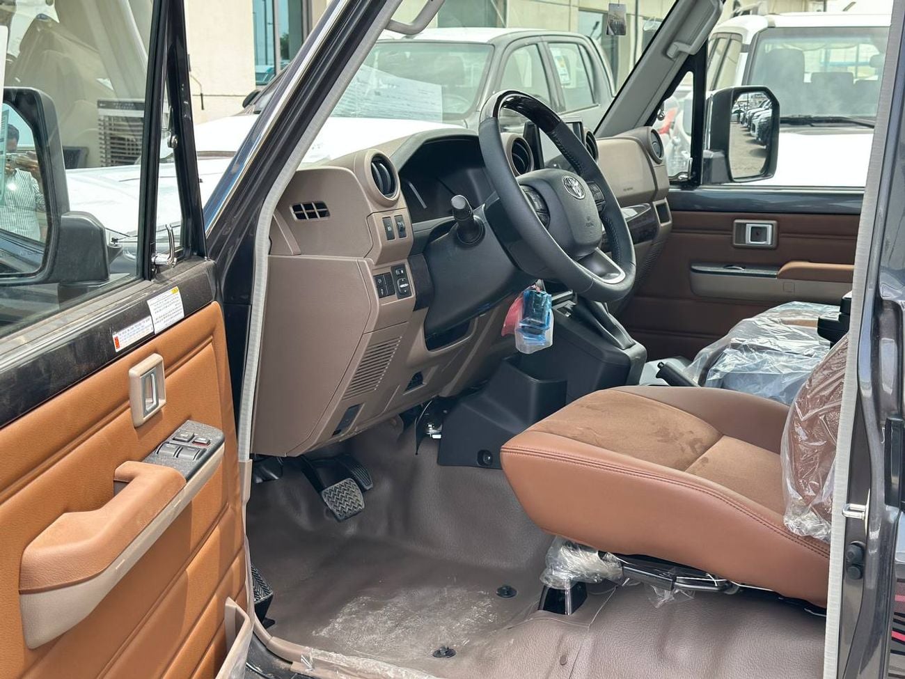 تويوتا لاند كروزر بيك آب S/C LC79 2.8 لتر ديزل أوتوماتيك // 2026 // كاملة المواصفات مع رادار، ثلاجة، قفل تفاضلي، مشغل DVD وكا