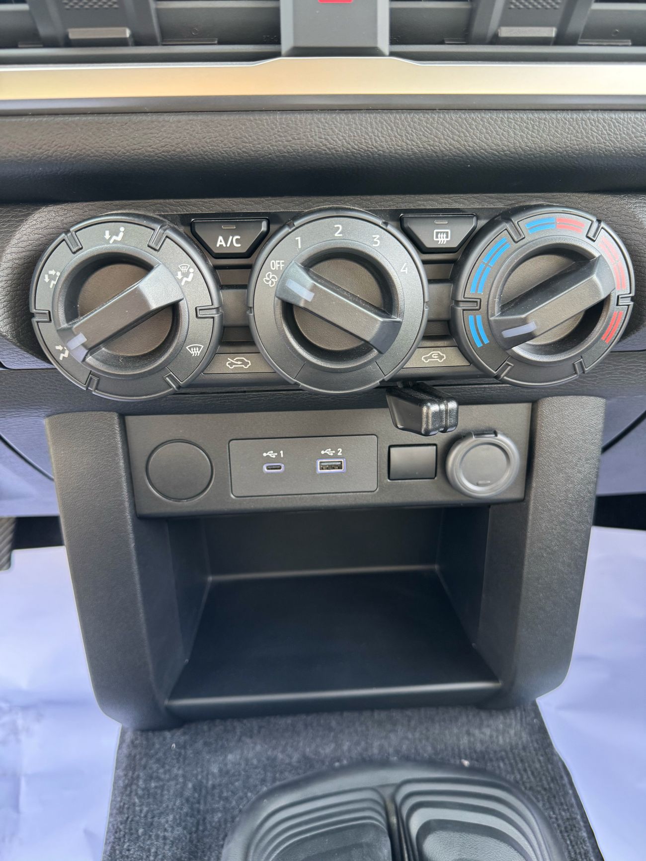 Mitsubishi L200 GL Double Cab Petrol 2.4L Mitsubishi L200 2.4L Full Option EXPORT ONLY!!!