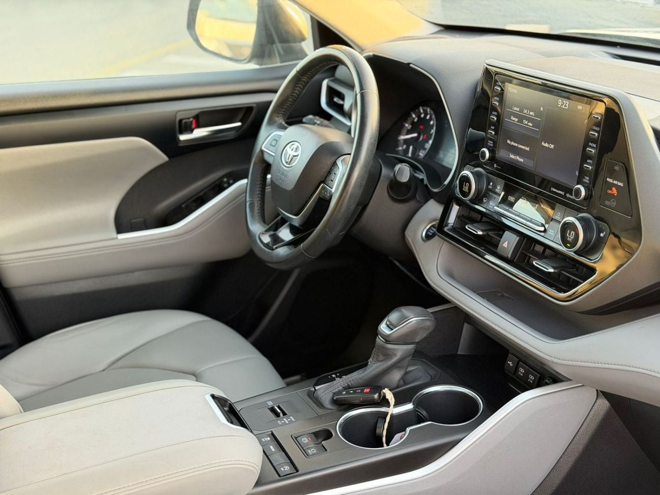 Toyota Highlander 2020 Toyota Highlander XLE Full Option 3.5L V6  - SunRoof - Full Radar System - 7 Seater -Push Start