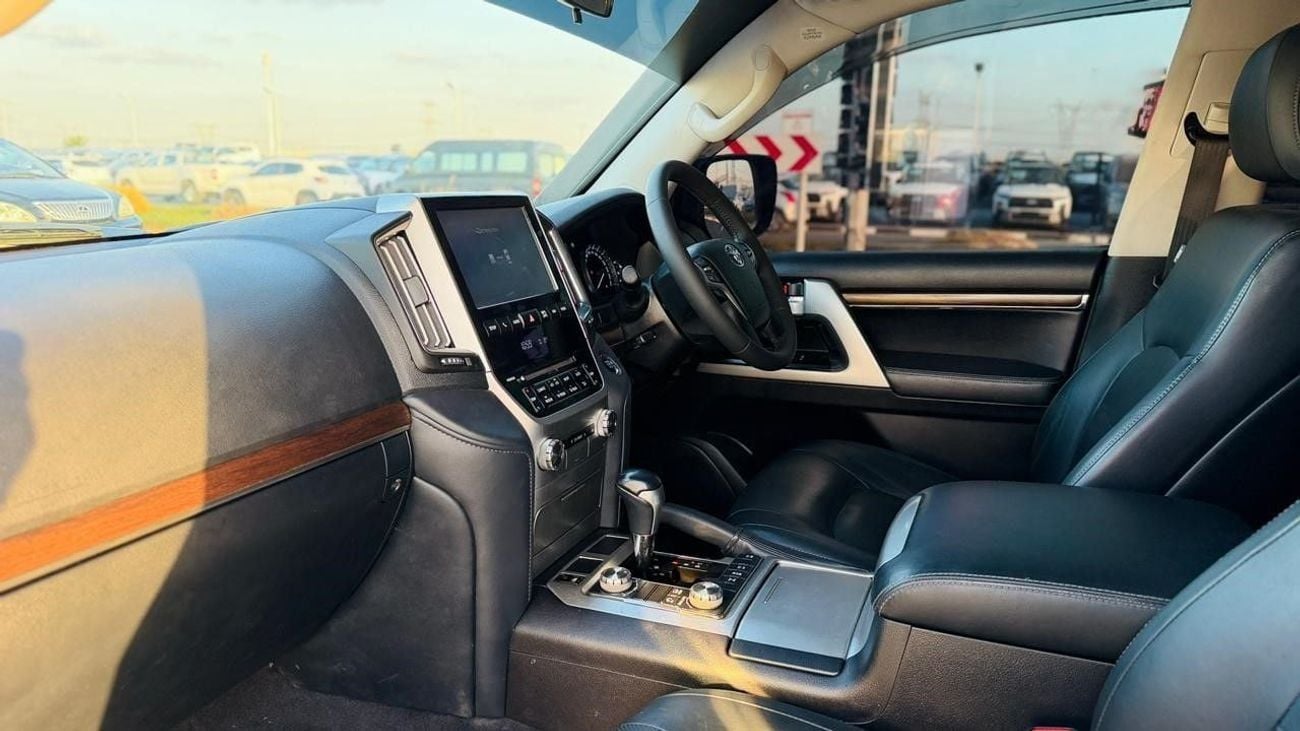 Toyota Land Cruiser 2017 | BULL BAR | PUSH START | SUNROOF | PARKING SENSOR | 4.5L DIESEL ENGINE | POWER SEAT | AT | RHD