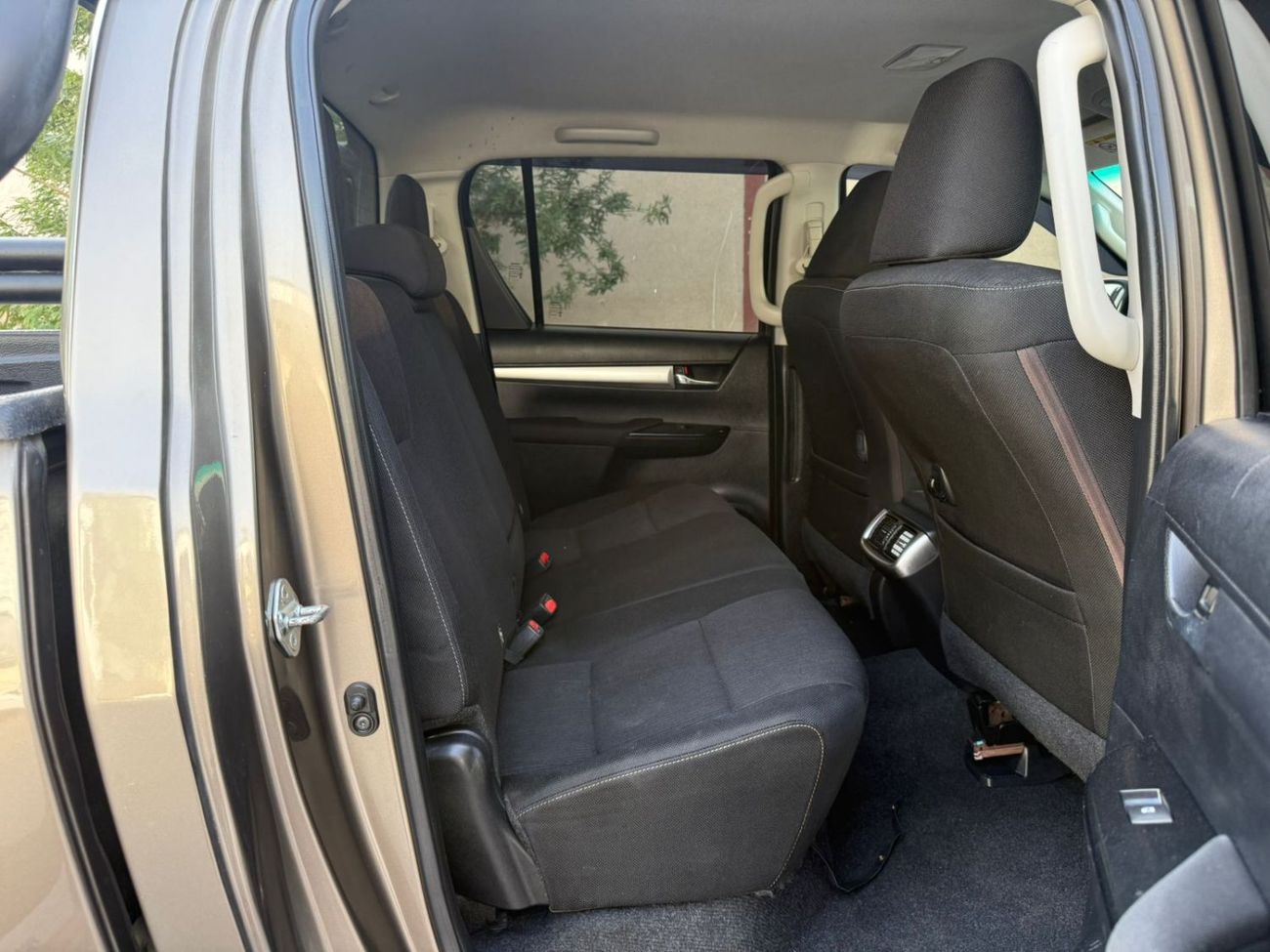 Toyota Hilux DOUBLE CABIN | MANUAL TRANSMISSION | RHD | 2.8L DIESEL ENGINE | PUSH START