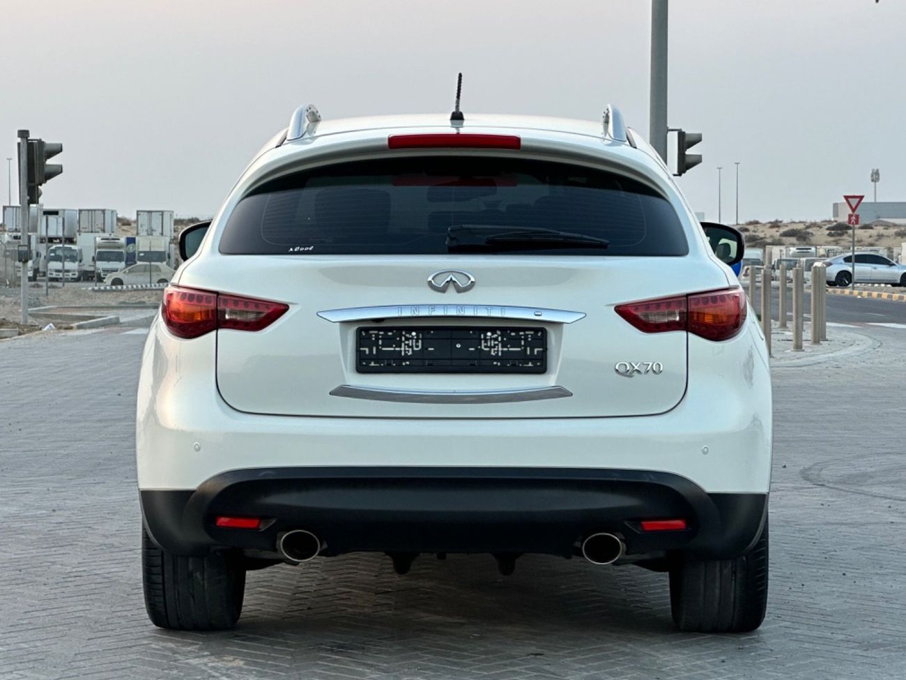 Infiniti QX70 MODEL 2017 GCC CAR PERFECT CONDITION INSIDE AND OUT SIDE FULL OPTION SUN ROOF LEATHER SEATS 5 camera