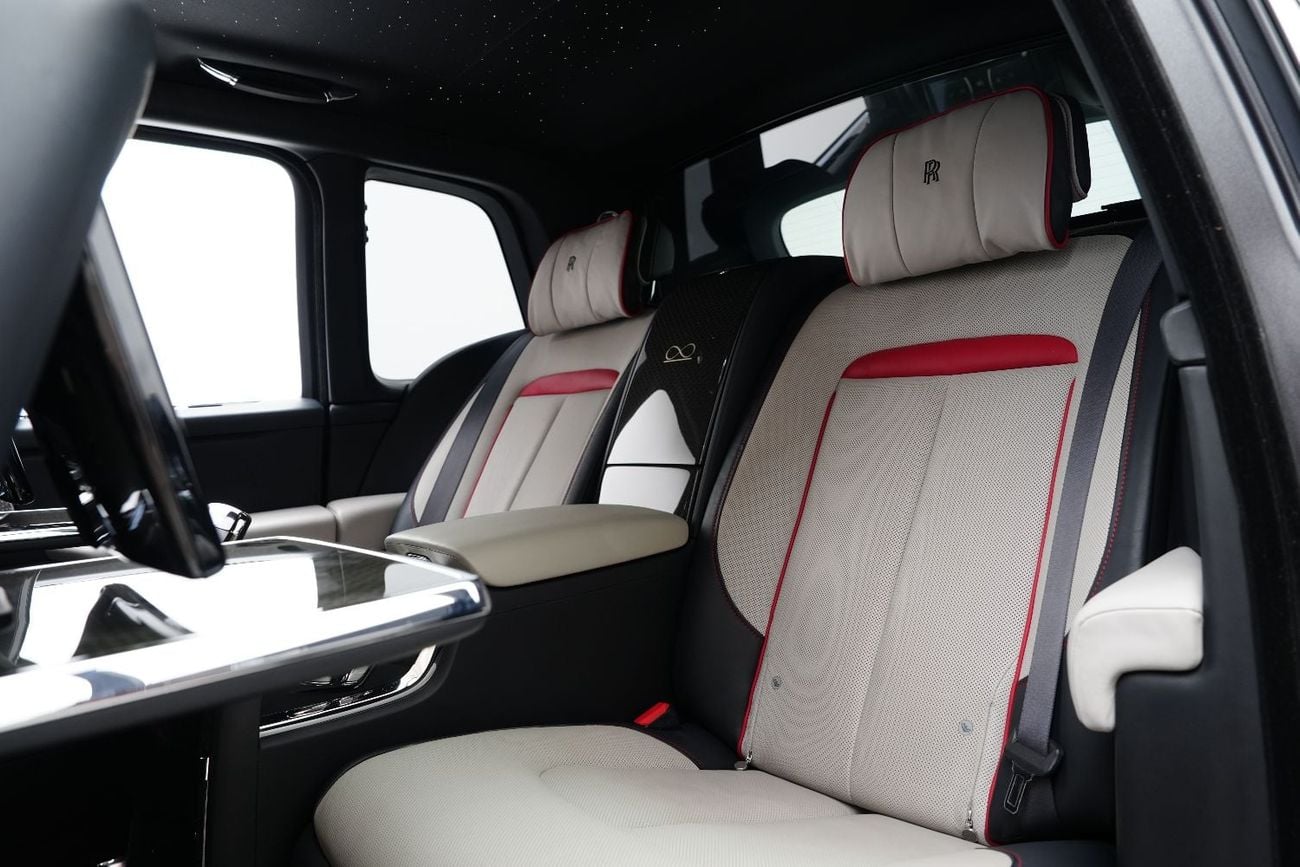 Rolls Royce Cullinan BLACK BADGE , FACELIFT, Rear VIP Seats w/ Screens, Starlight, Bespoke Audio, GCC Specs!