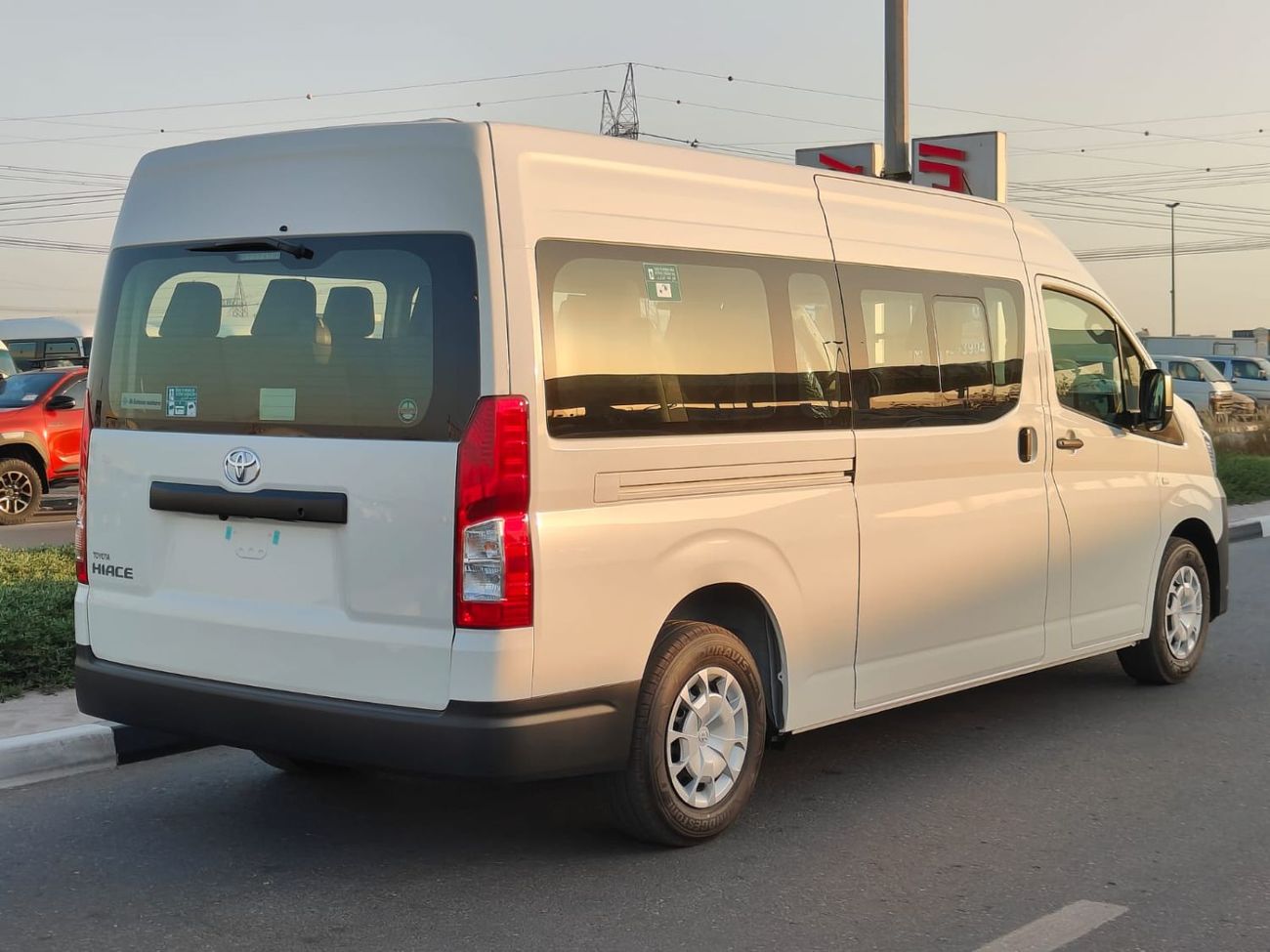 تويوتا هاياس 2026 Toyota Hiace DX 13-Seater 2.8L 4-Cyl Diesel M/T RWD (3-Point Seatbelts) Export Only