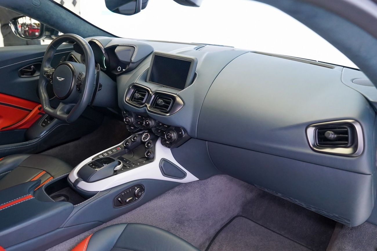 Aston Martin Vantage Std 4.0L