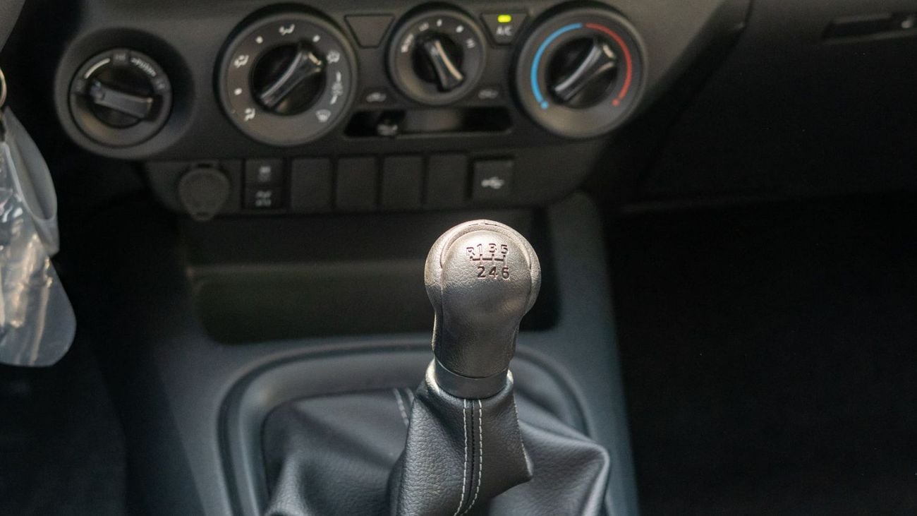 Toyota Hilux S GLX 2.4L 4WD M/T 2025YM