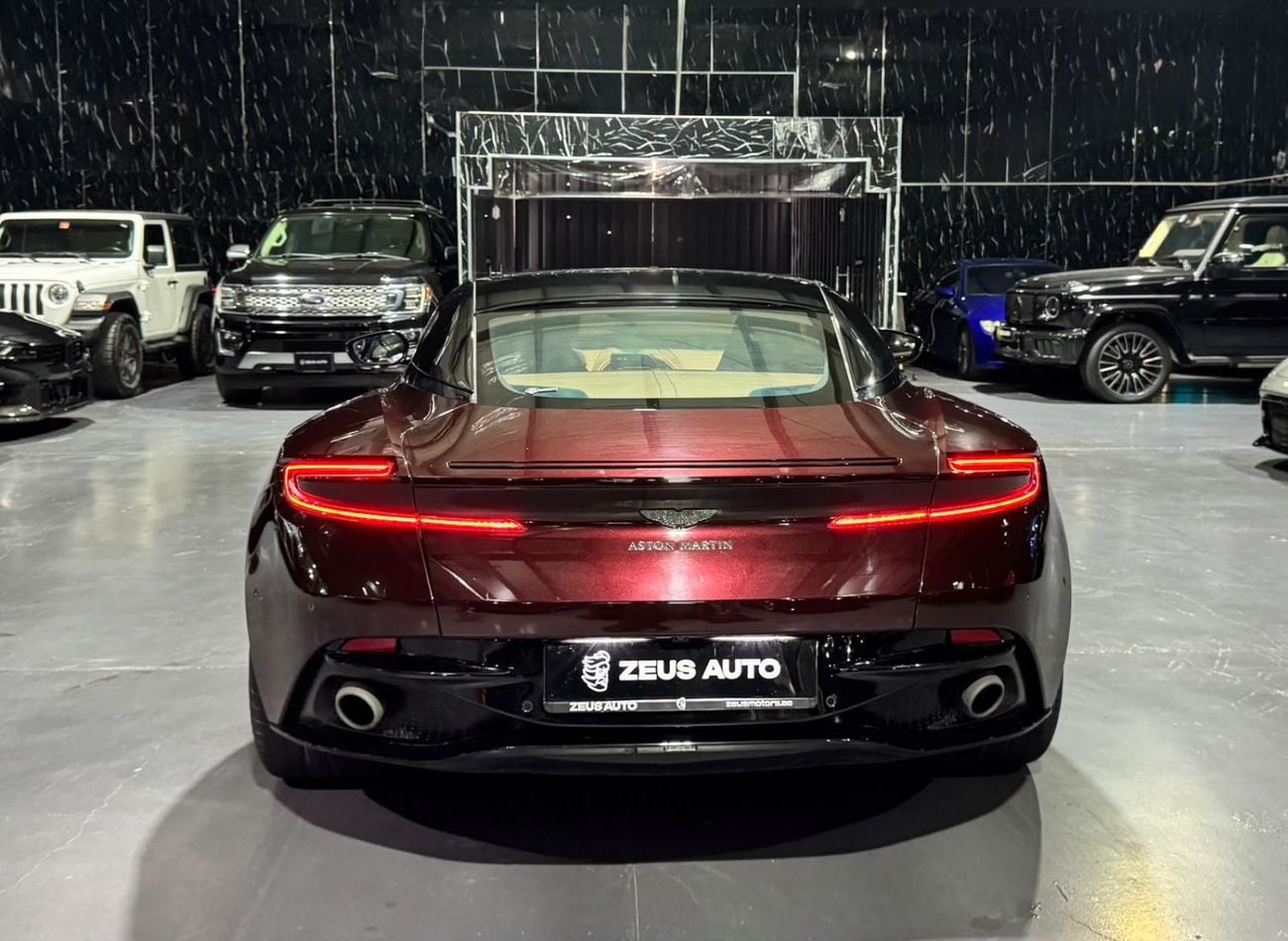 أستون مارتن DB11 STANDARD