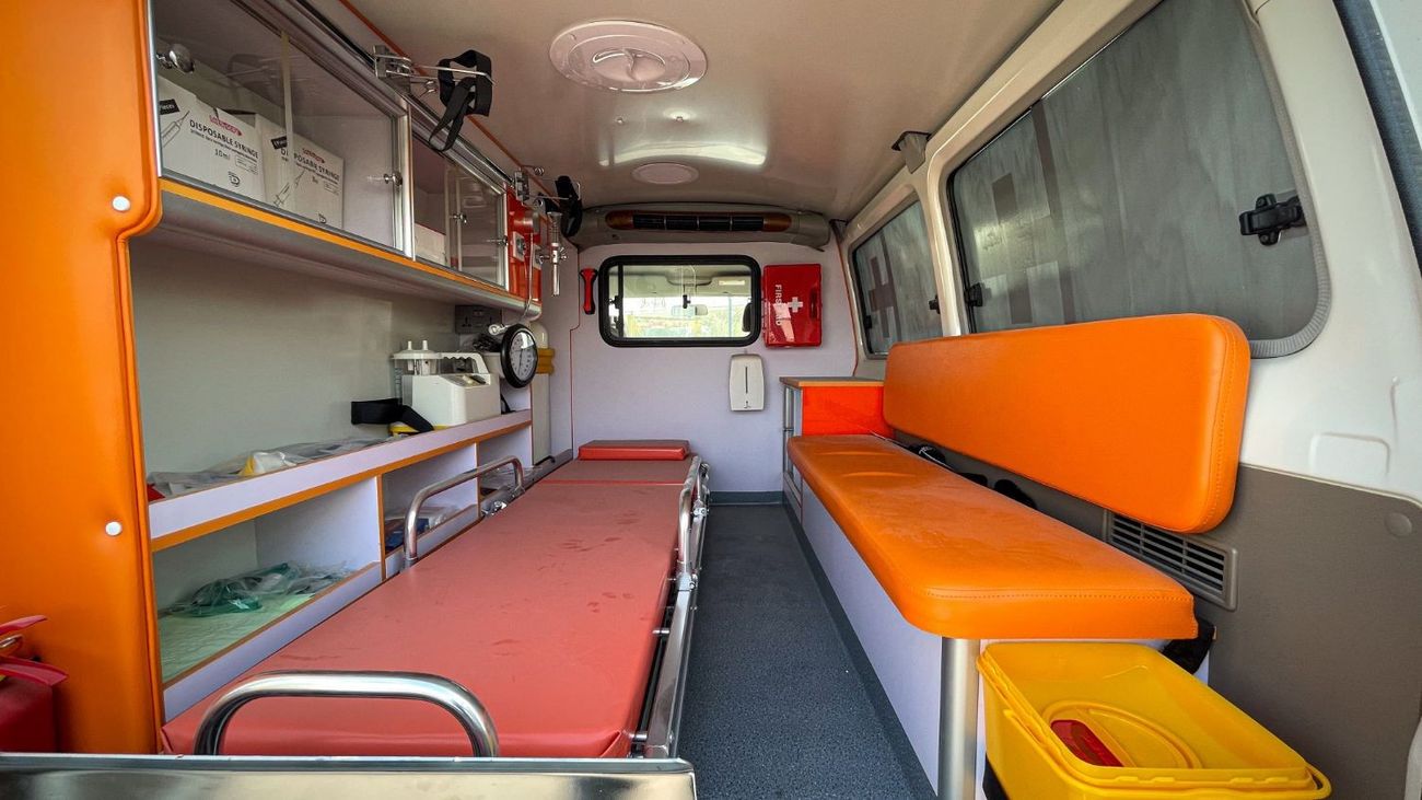 تويوتا لاند كروزر 70 78 V6 4.0L Petrol 2023YM BLS Ambulance Brand New