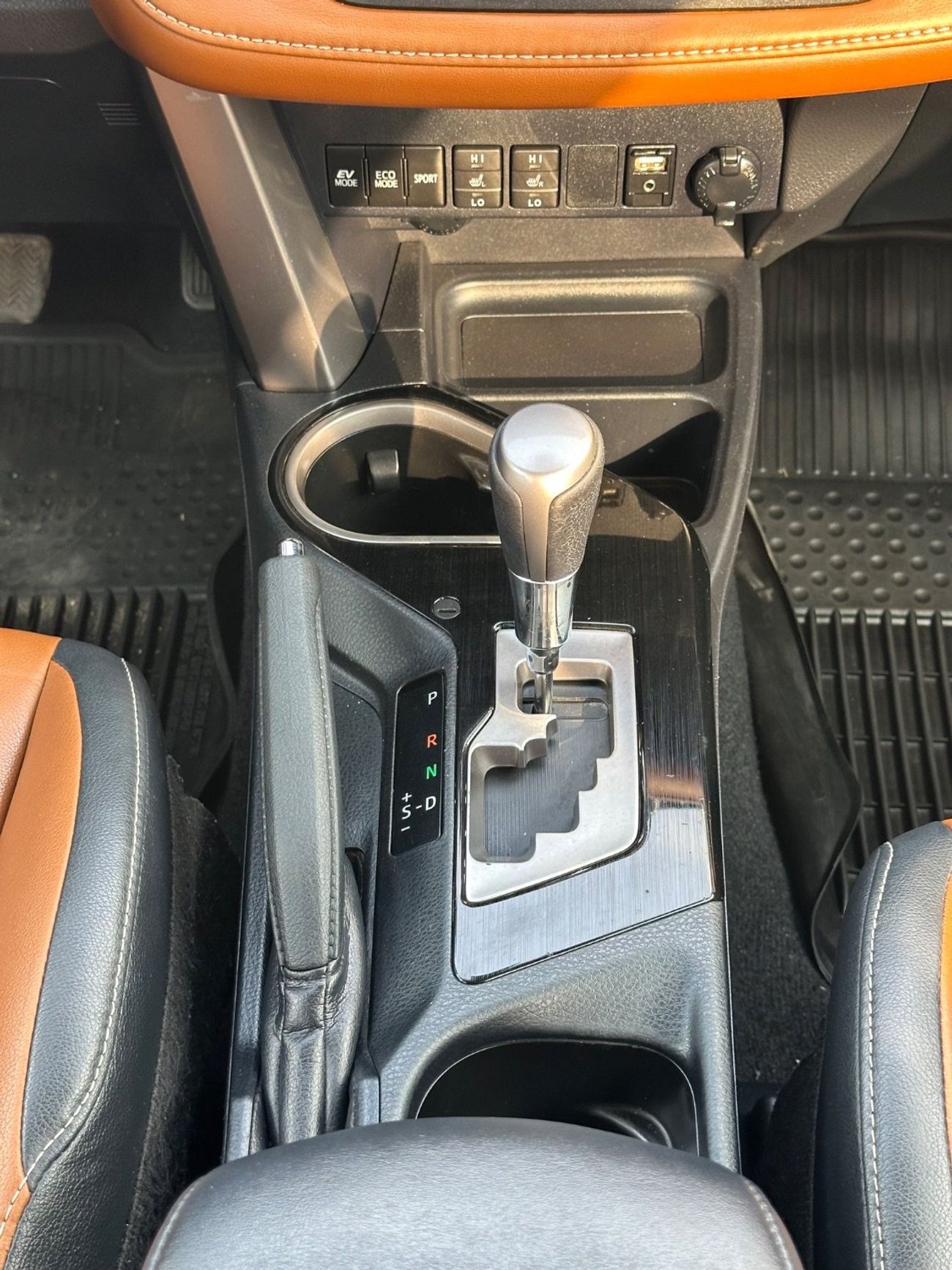 تويوتا راف ٤ LTD 2.5L