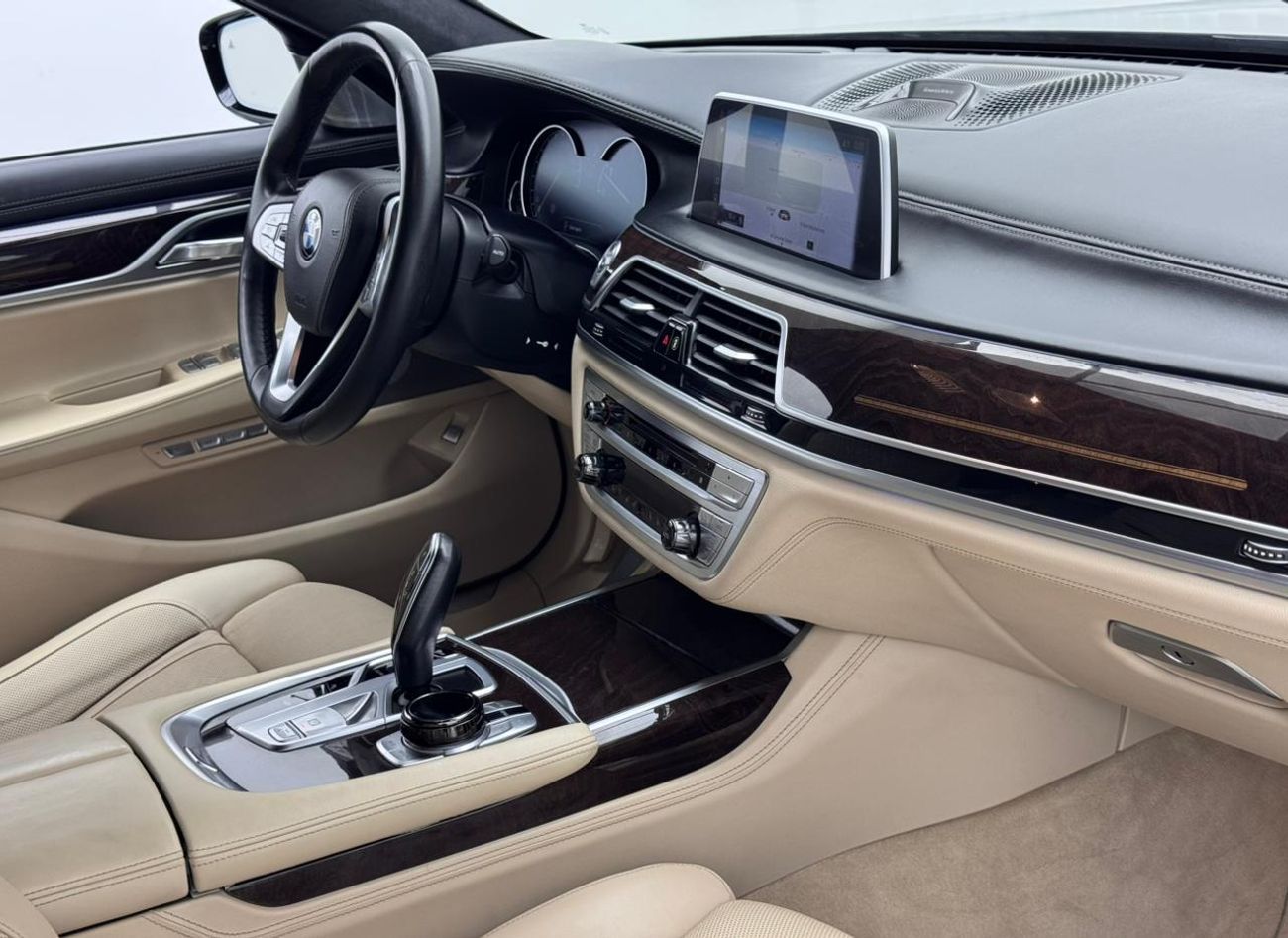 بي أم دبليو 750Li xDrive 4.4L (523 HP) 2016 BMW 750Li xDrive, Full Service History, Excellent Condition, GCC