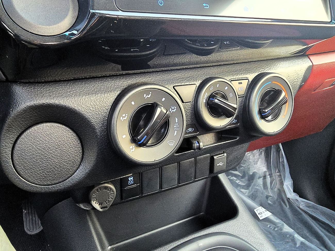 تويوتا هيلوكس  Toyota Hilux Single Cabin 2.4L diesel turbo M/T 2*4 White Color 2026 Model