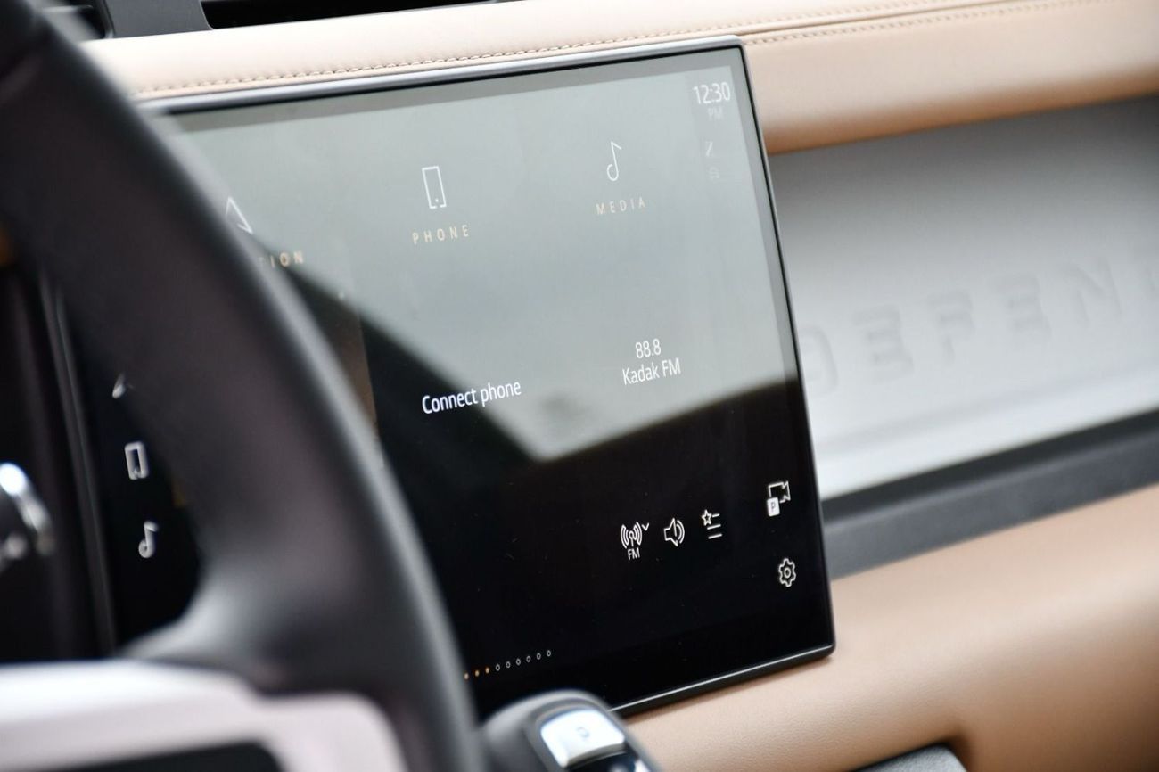 Land Rover Defender P400 90 HSE 3.0L (6 Seater) Land Rover Defender X dynamic HSE P400 V6 110  GCC 5 years warranty