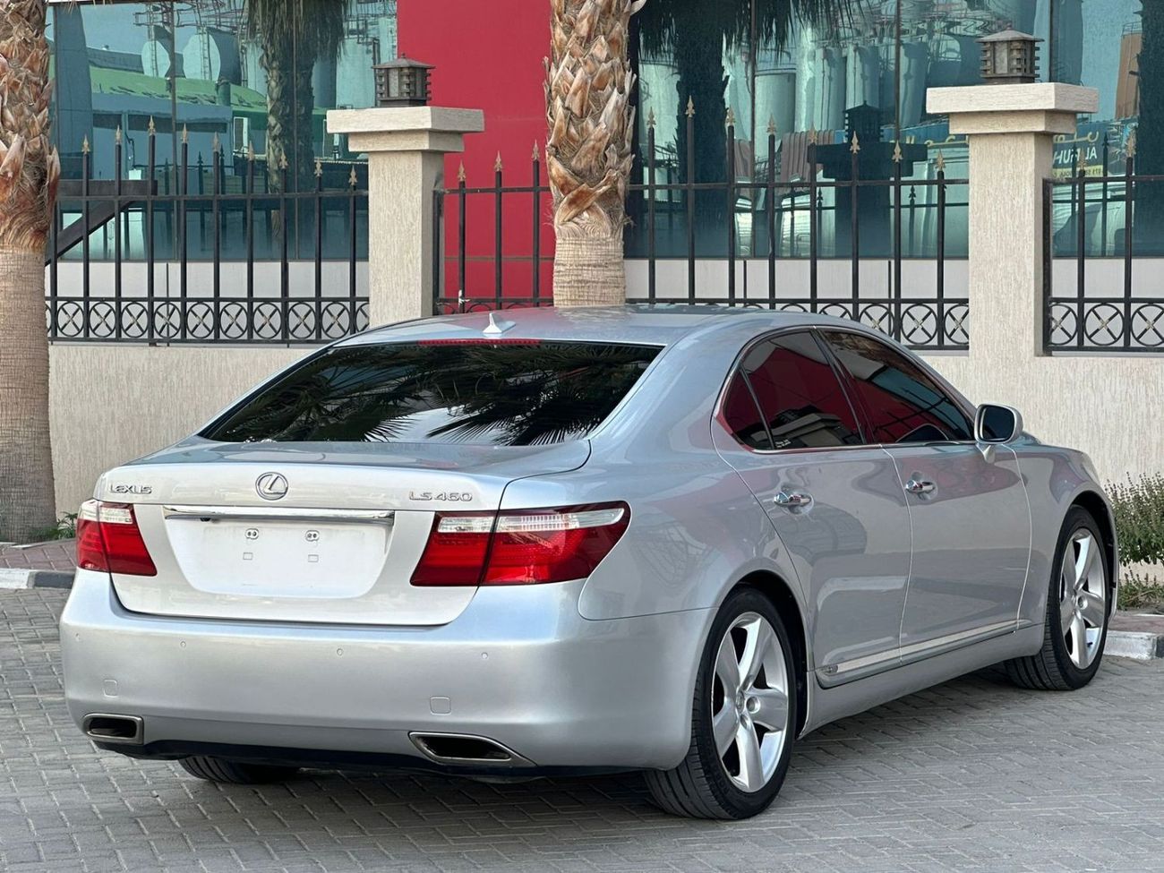 Lexus LS460 Lexus LS460 Model: 2007 Mileage: 220,000 Km  Price: 22,000 dirhams Come to America Full option No. 1